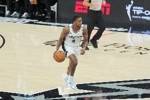不太准!福克斯半场4中1拿2分6板3助 正负值-3
