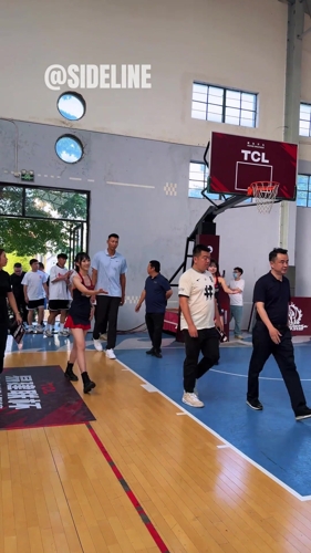 又见大哥!易建联出席易建联杯薪火阵营发布会